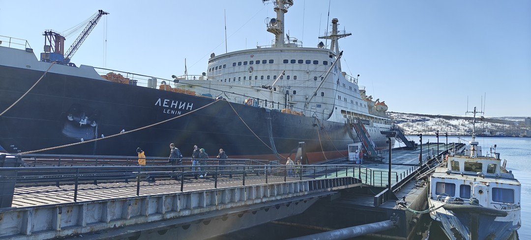 Наш экскурсовод Сергей показал нам места, куда бы мы пешком за день точно не добрались. Мы