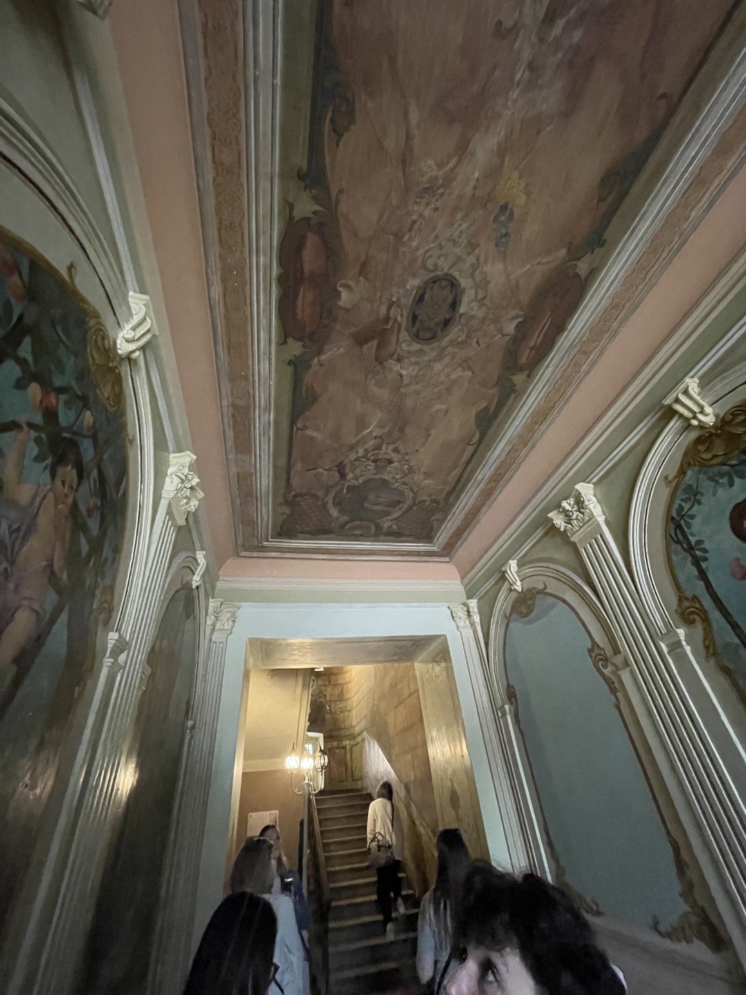 Экскурсия просто потрясающая, серьезно. Отличные места, не думал вообще что такие подъезды могли существовать и тем