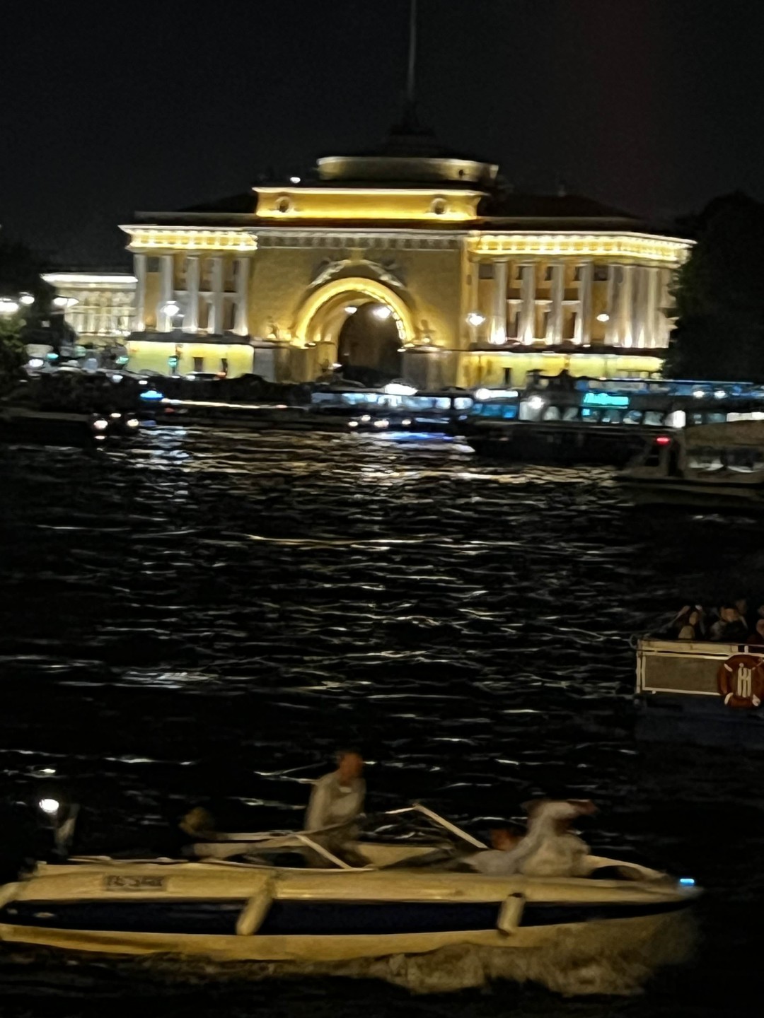 Автобусная экскурсия по ночному Петербургу + разведение мостов (Виктория)