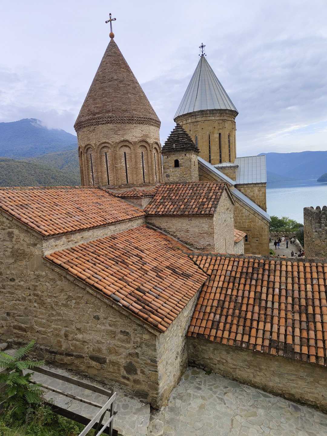 Посетили Жинвальское водохранилище, Арку Дружбы народов в Гудаури и собственно сами Казбеги. Виды везде были невероятные,