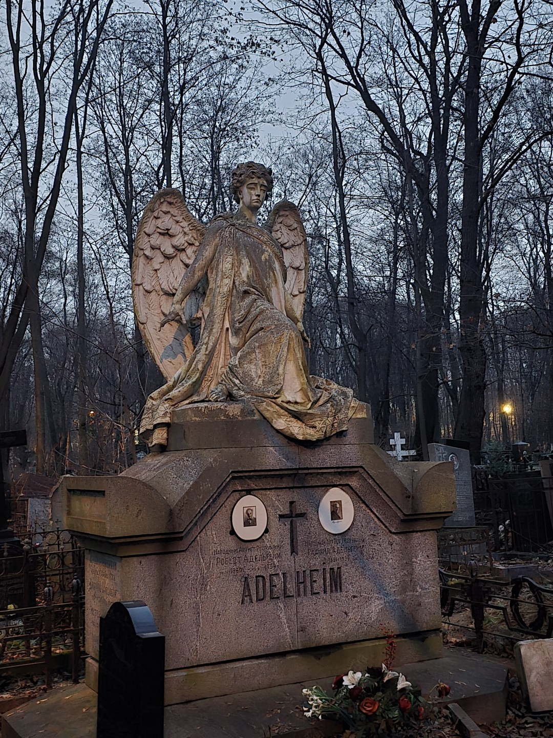 Потрясающая экскурсия по Введенскому кладбищу! Огромная благодарность Денису. Рассказ был настолько живым и интересным, что время