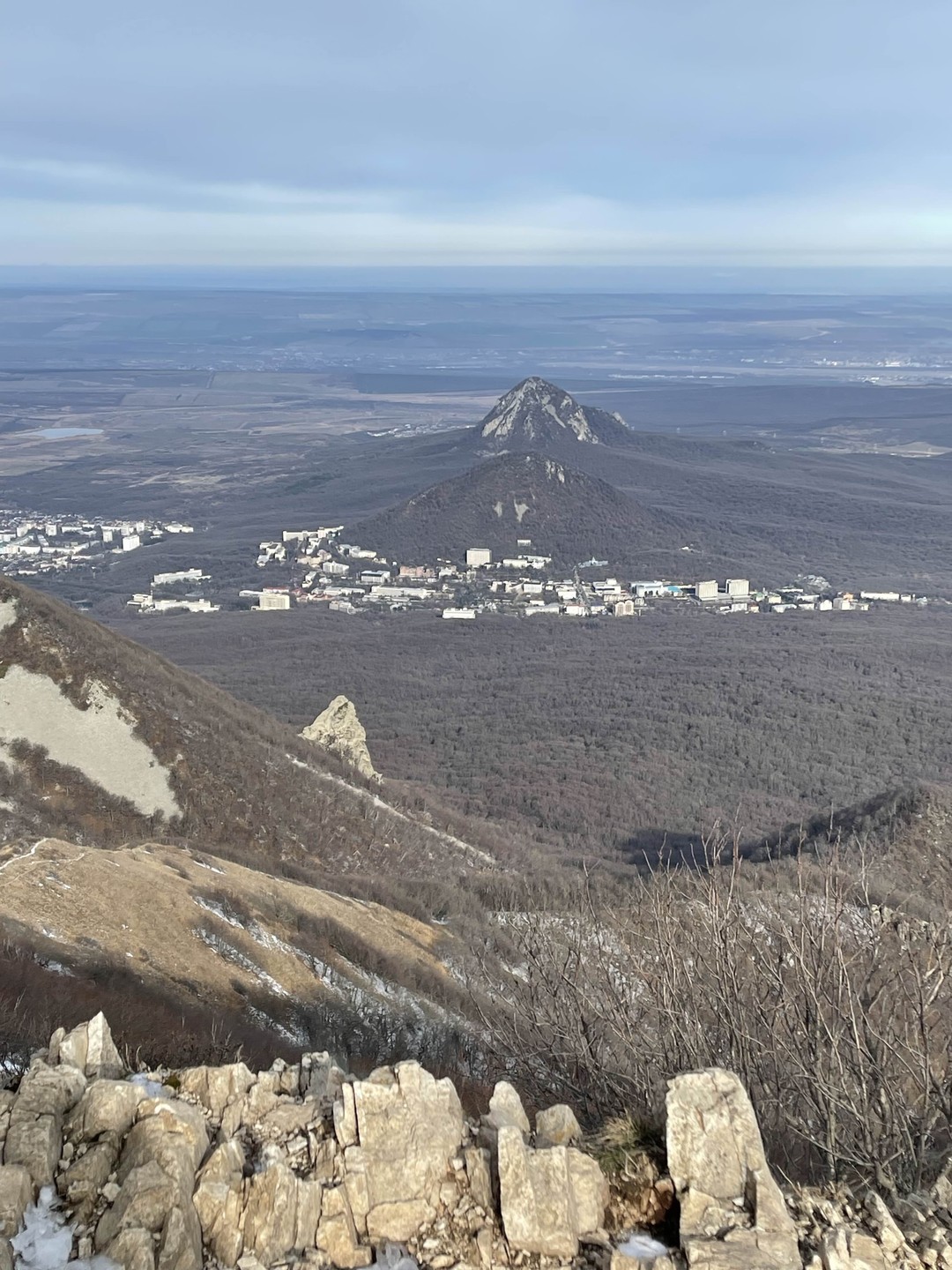 Рекомендую Егора! Профессиональный гид и инструктор по подъему. Поддержал меня когда было страшно, всегда страховал и был внимателен