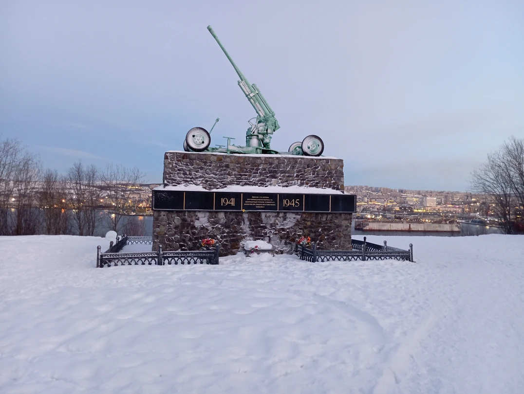 1 декабря Александр встретил нас с аэропорту и провёл обзорную экскурсию по Мурманску. Всё было очень