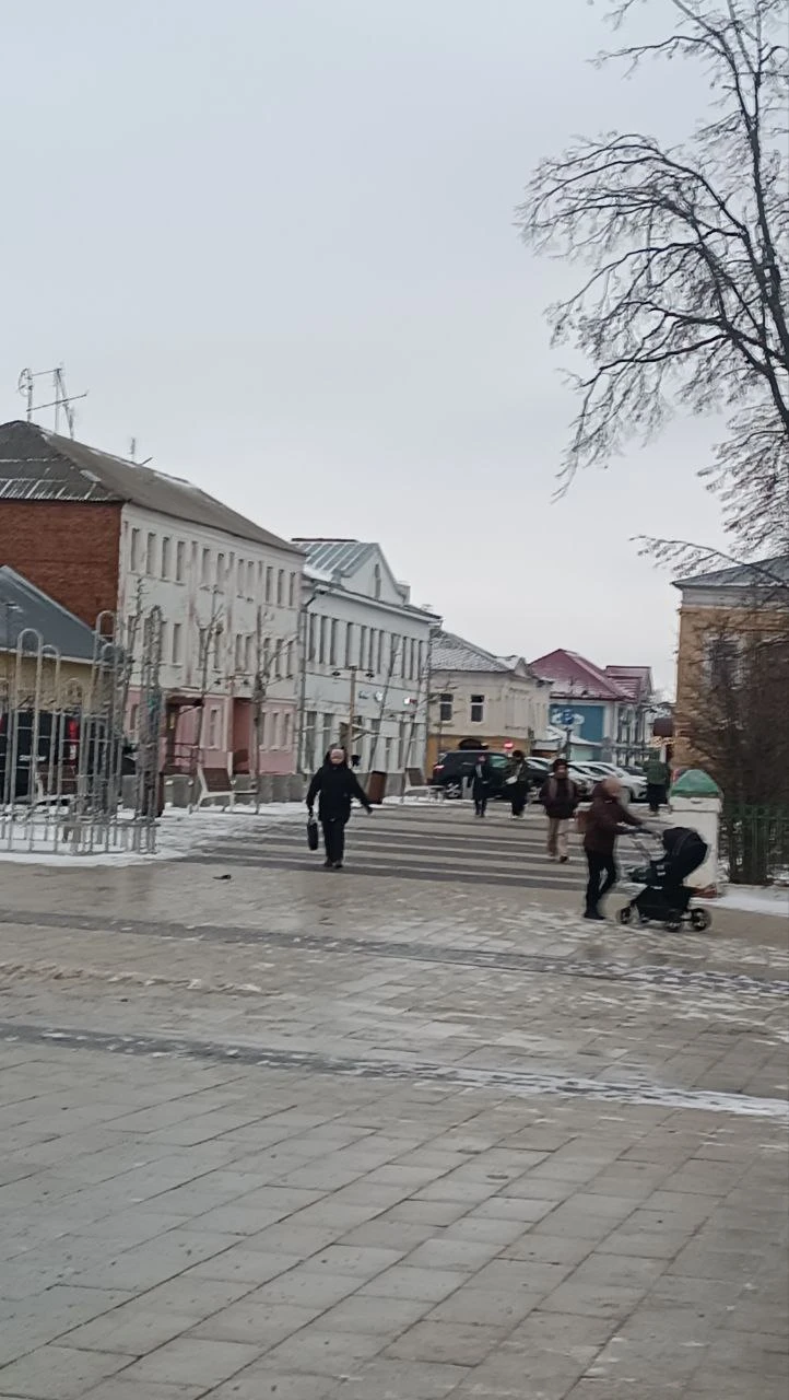 Неторопливо, с чувством, с толком, с расстановкой. Очень много событий и интересных историй о красивом городе