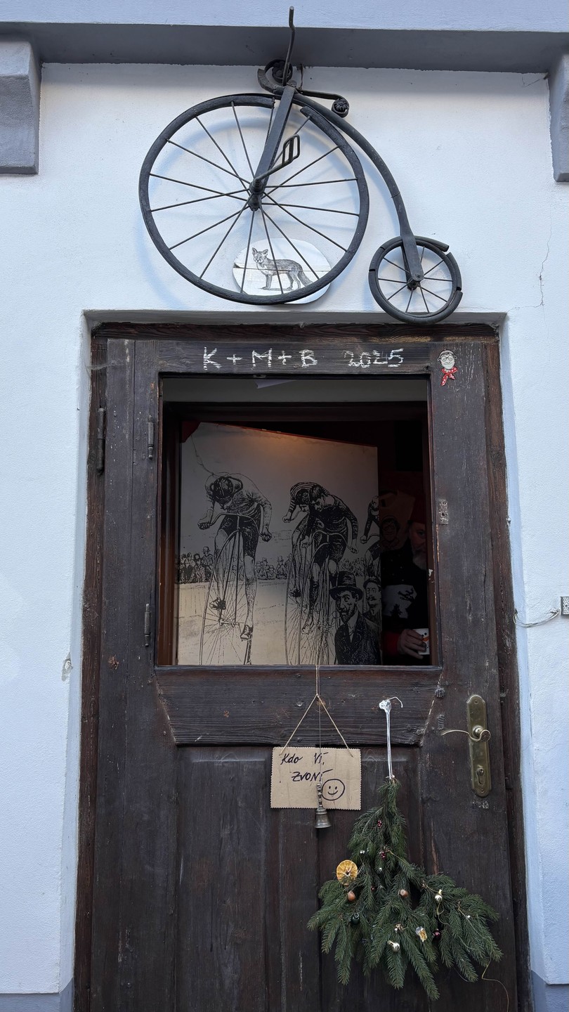 Евгений имеет все качества профессионального гида! Интеллигентно, с юмором и очень обаятельно он открыл для нас