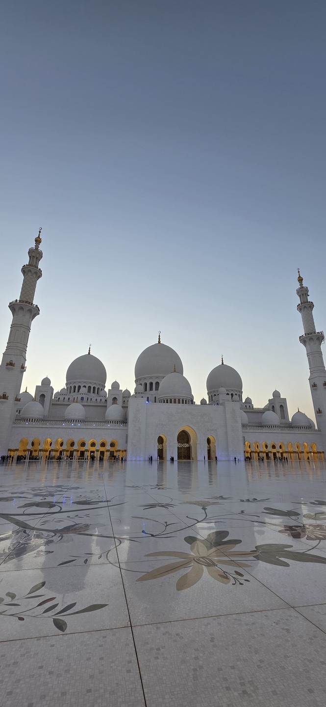 Поездка вчера в Абу-Даби из Дубая прошла восхитительно. Водитель-гид Умид прекрасно говорит по-русски, знает историю страны