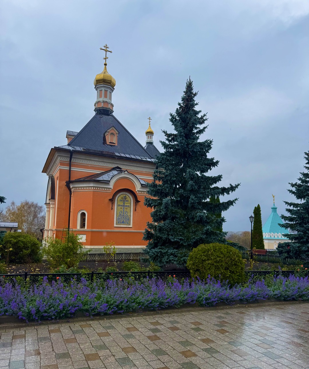 Прекрасный гид!!! Нас было 6 человек, впервые приехали в Калугу именно для того, чтобы посетить Оптину