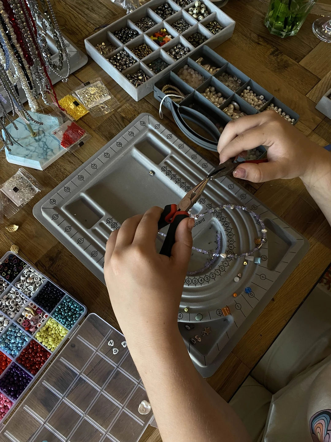 Были на мастер классе с дочкой 16 лет. Обе в восторге! Анна, моментально заинтересовала нас процессом