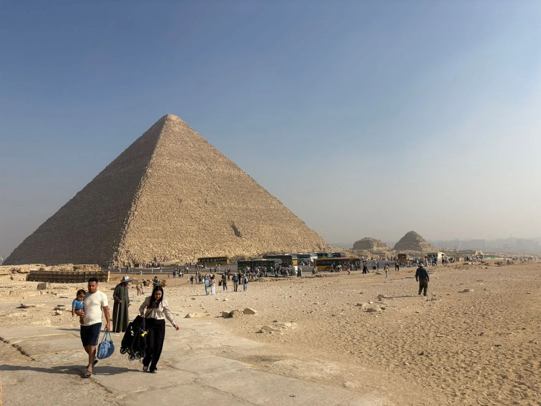 Ездили из Хургады на пирамиды и Национальный музей. Забрали вовремя из отеля 2 водителя. Затем колонной