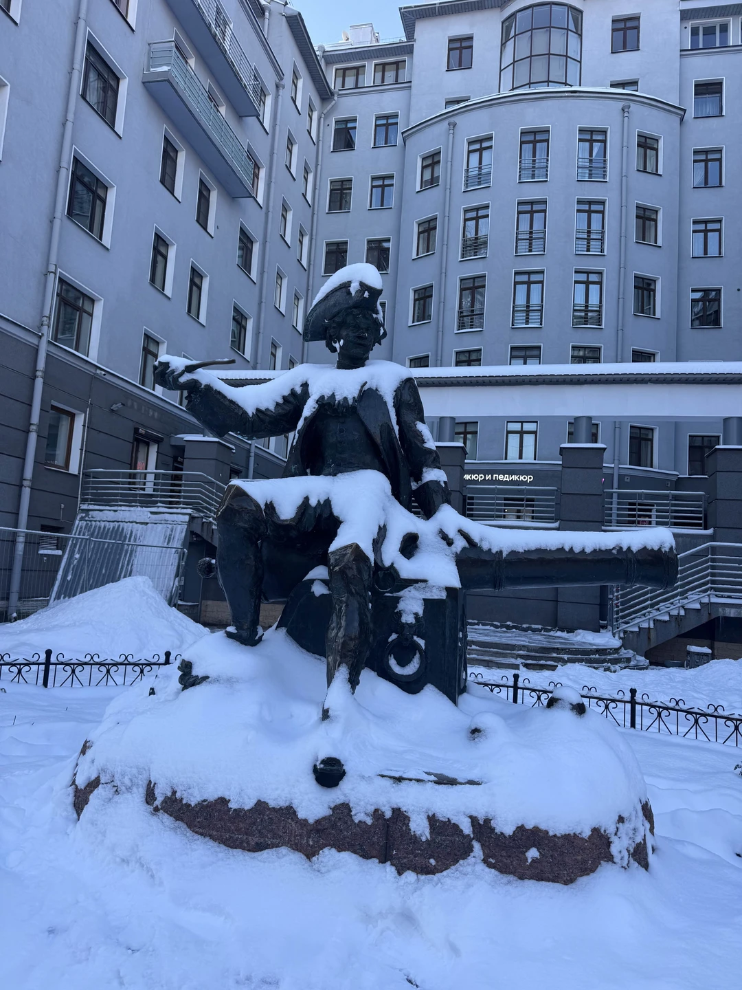 Очень понравилась экскурсия с Александром, весело, познавательно, с учетом интересов всех участников группы. Даже мороз нас