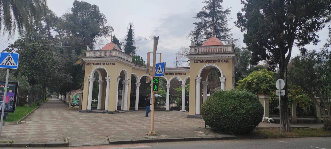 В Сухум ездили 09.12.2023 с гидом-водителем Адгуром. Машина достаточно комфортная. По дороге много рассказал о войне