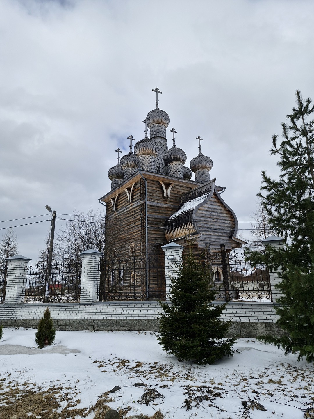 По приезду в Архангельск выяснилось, что весна внесла коррективы в наши планы - река сильно разлилась
