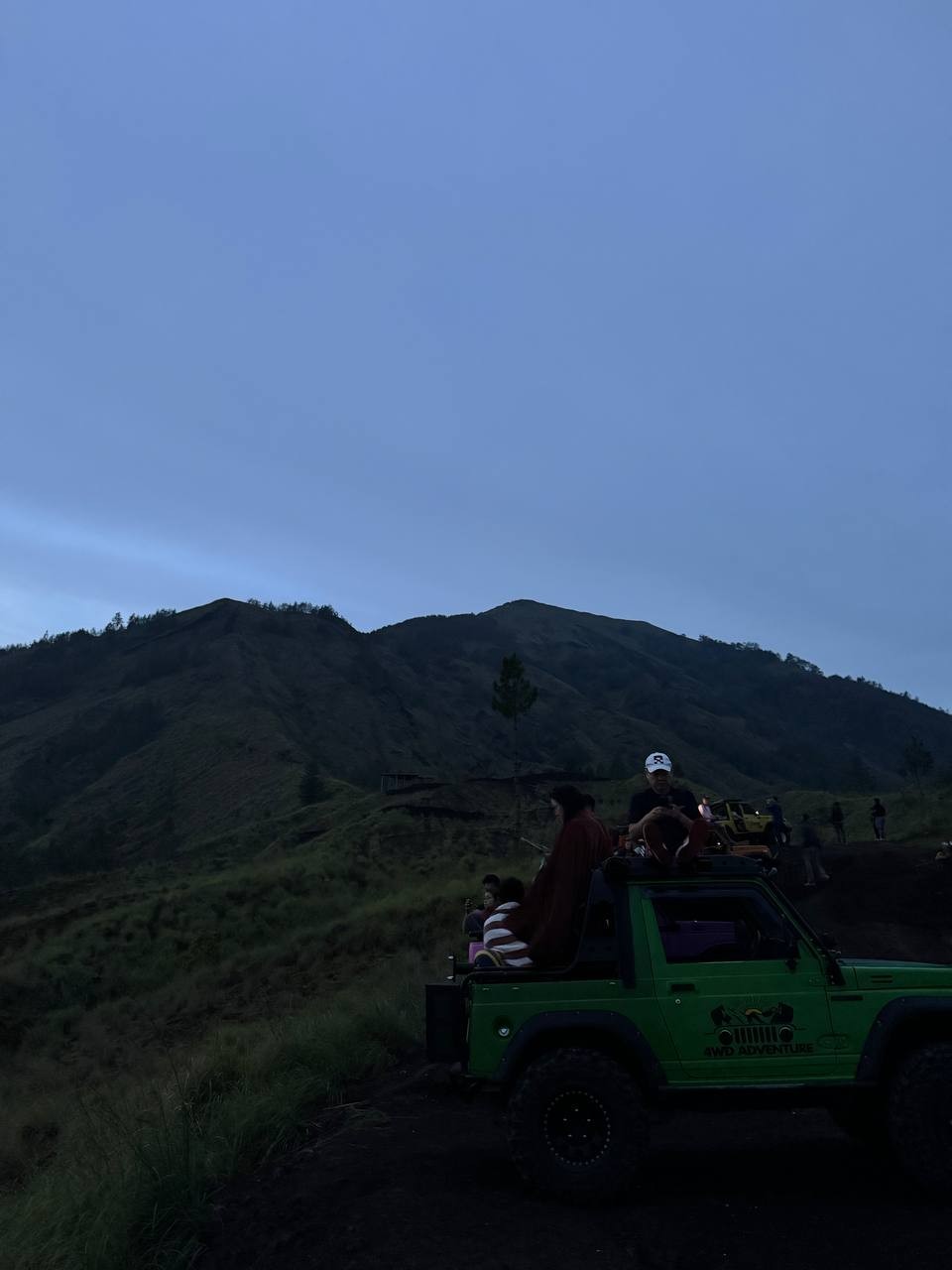 Это не экскурсия с гидом, а оплата трансфера к подножию вулкана.