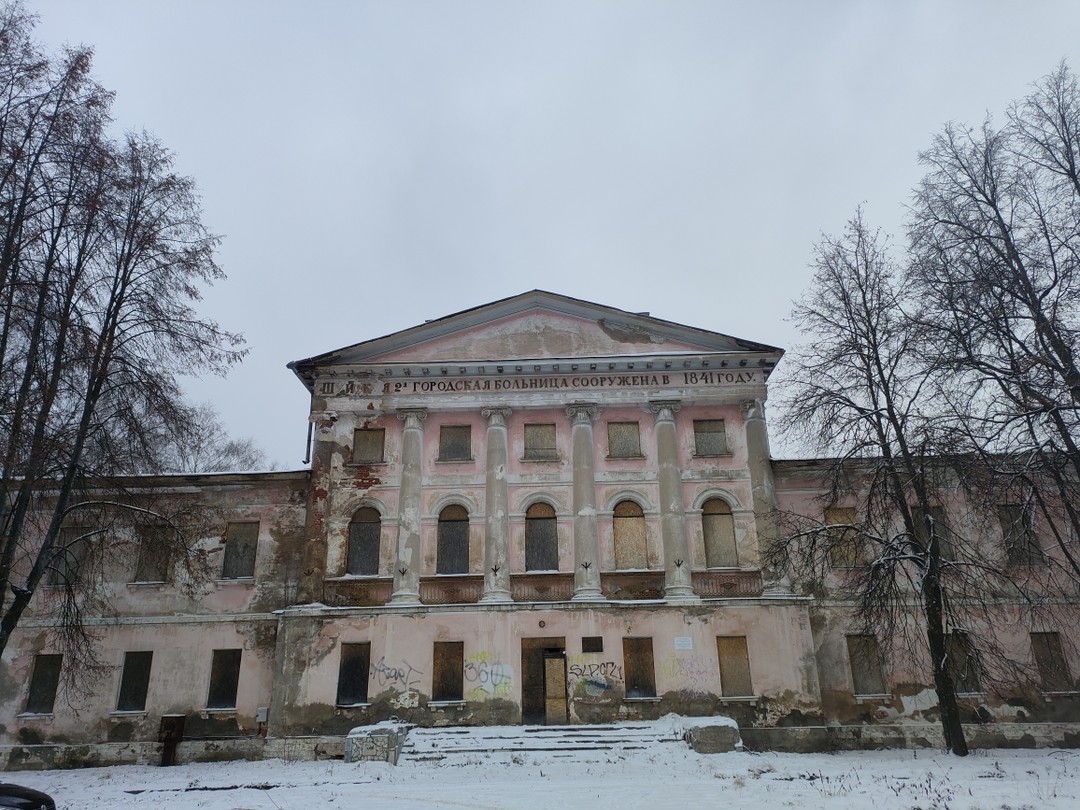 Владимир - потрясающий рассказчик! грамотная, интонационная речь, невероятные и удивительные истории домов через призму их обитателей