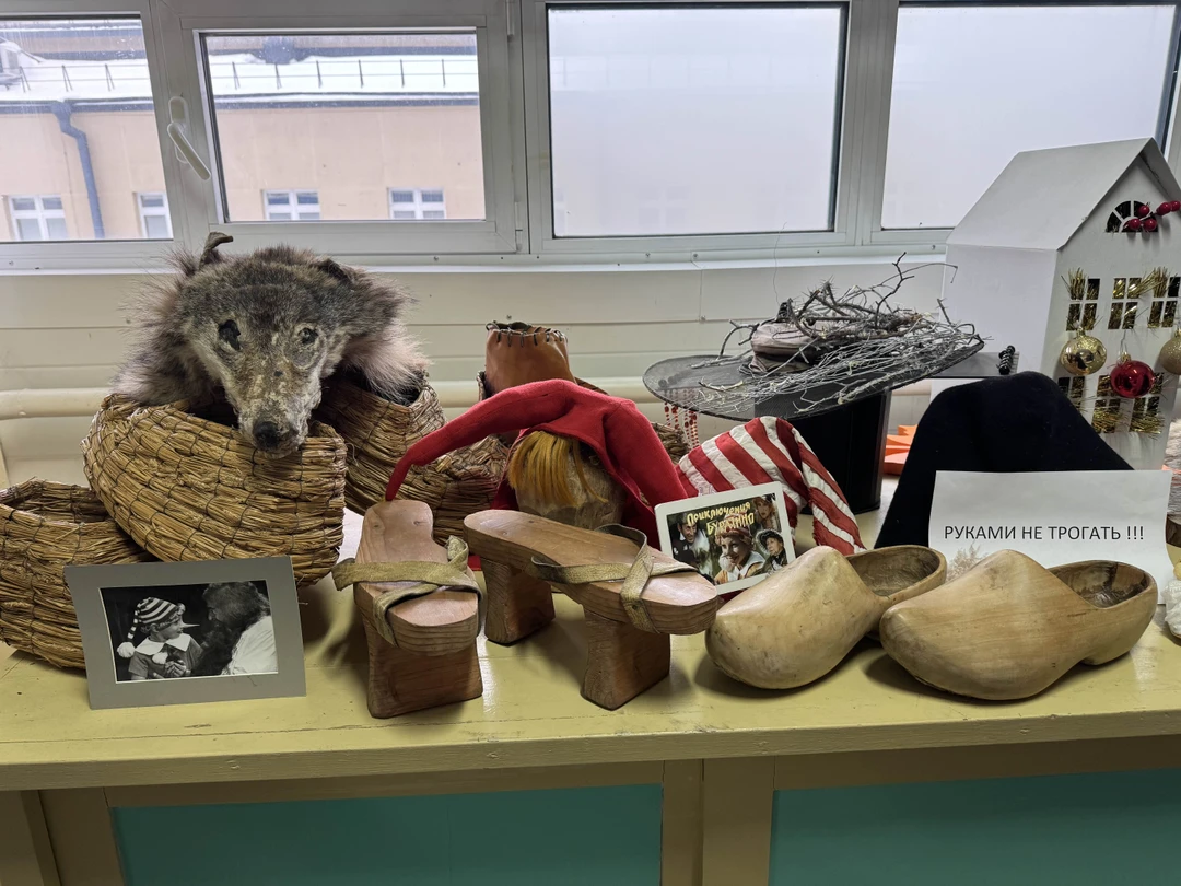 Отличная экскурсия на киностудию! Виталий — прекрасный рассказчик: столько интересных фактов и закулисных историй. Время пролетело незаметно