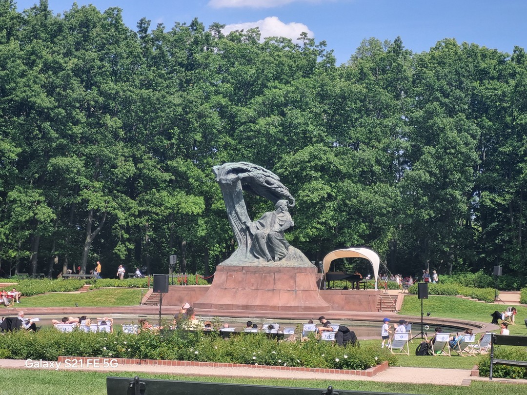 Чудесная экскурсия, много интересных фактов и подробностей. Яна грамотно и увлекательно погружает нас в историю мест