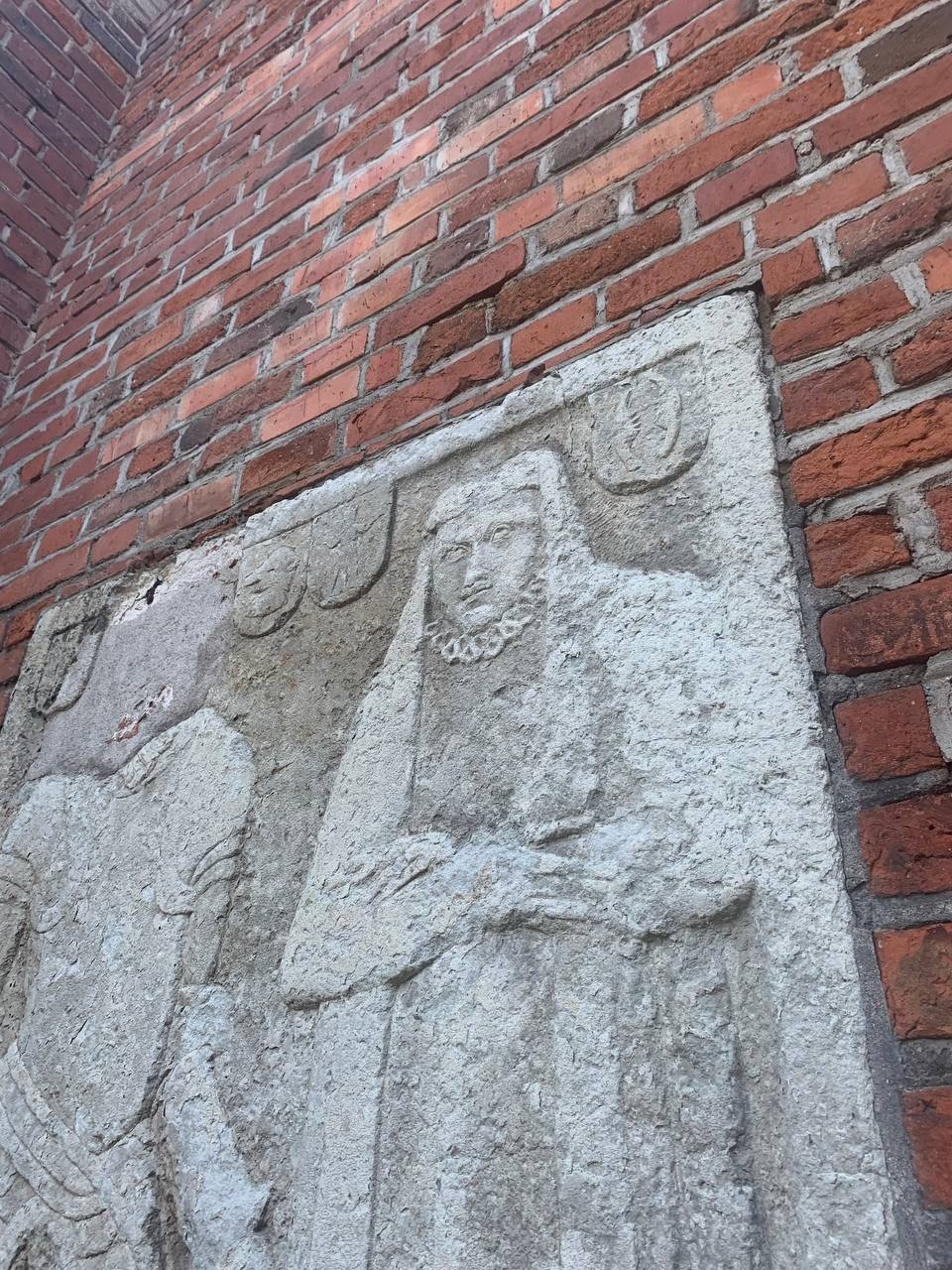 Было классно! Атмосфера в аудио, красивый голос и глубина. Потом на улице пошел снег и прогулка