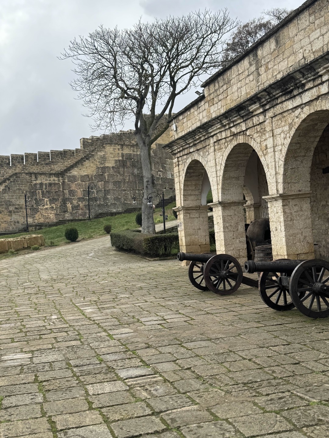 Тимур поделился интересными фактами о традициях и истории Дагестана, на простых и интересных примерах. Рассказ гида