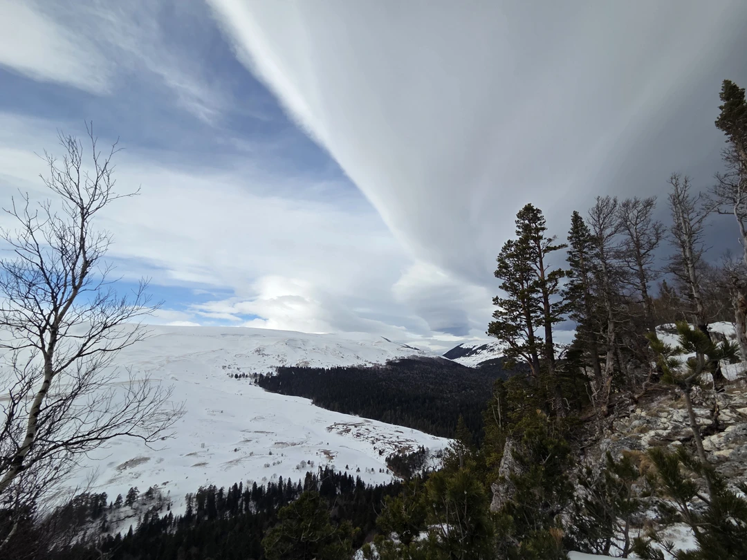 Ездили на экскурсию с Батыром. Прекрасный и внимательный гид, помогал пройти по тяжелым участкам маршрута, с