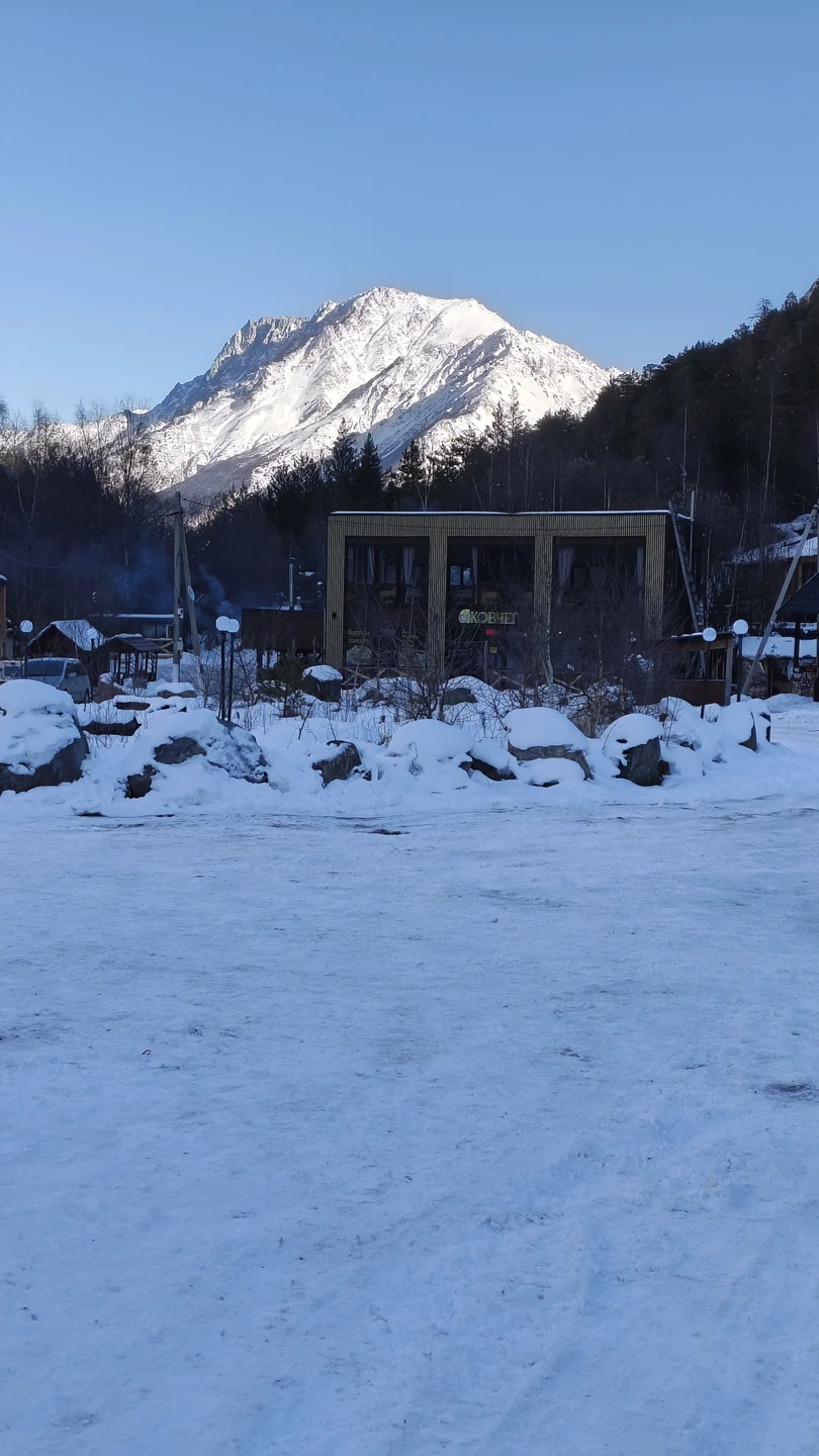 Нашим гидом был Владимир. Заехал за нами к гостинице на комфортабельном минивене. По пути забрали еще