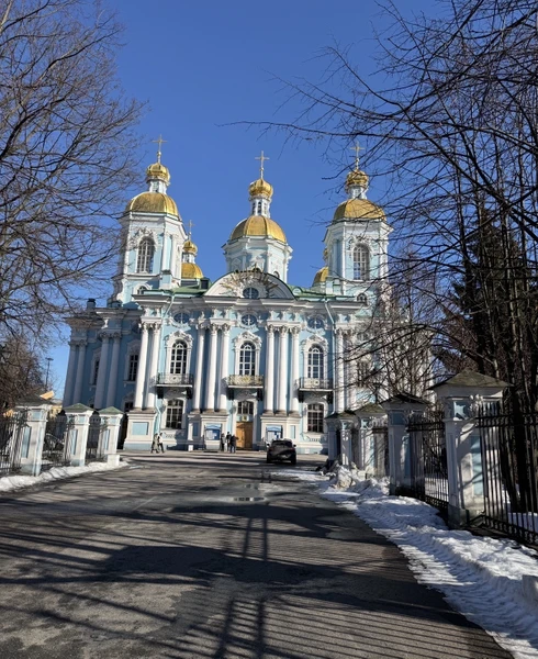 Мы остались под большим положительным впечатлением от экскурсии. Александр очень эрудированный рассказчик, чувствуется глубочайшее погружение в