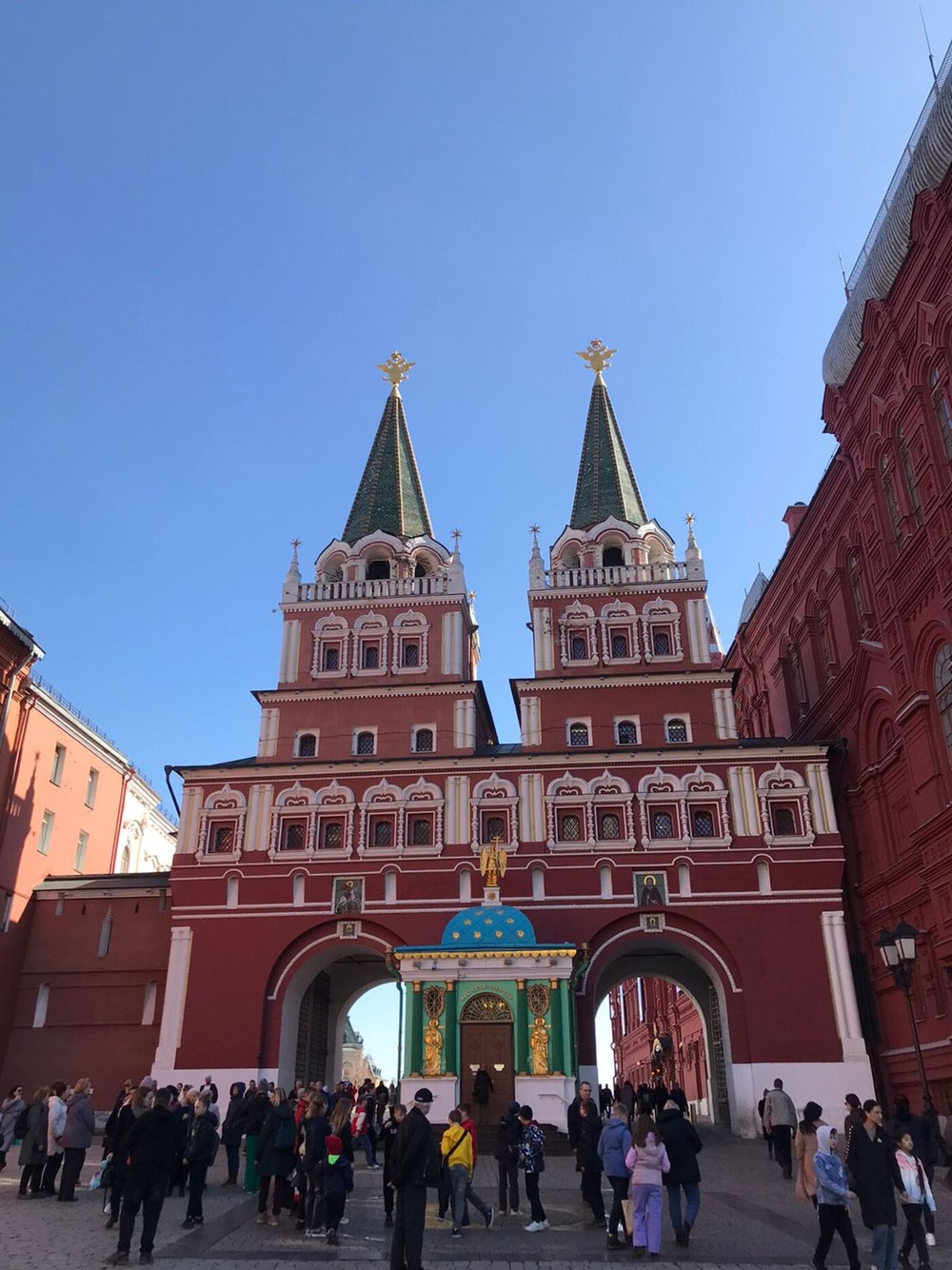 «Москва — это Красная площадь, Москва — это звёзды Кремля...» (6/8)