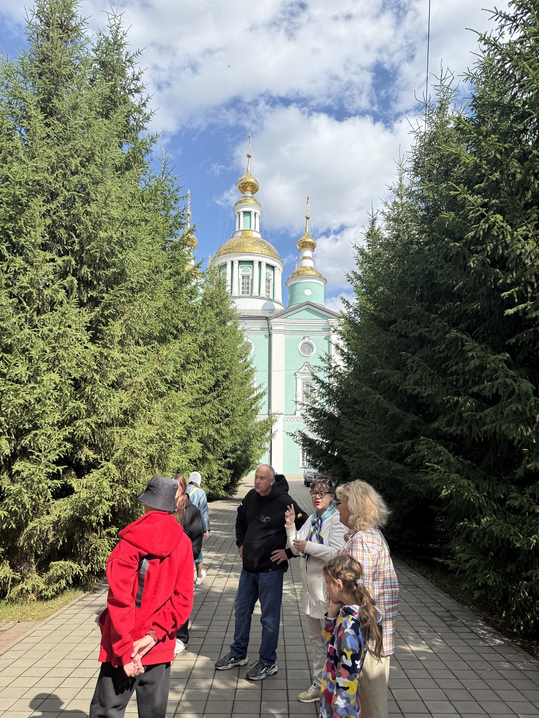 Марина очень чудесный рассказчик. Очень любит историю своего города!