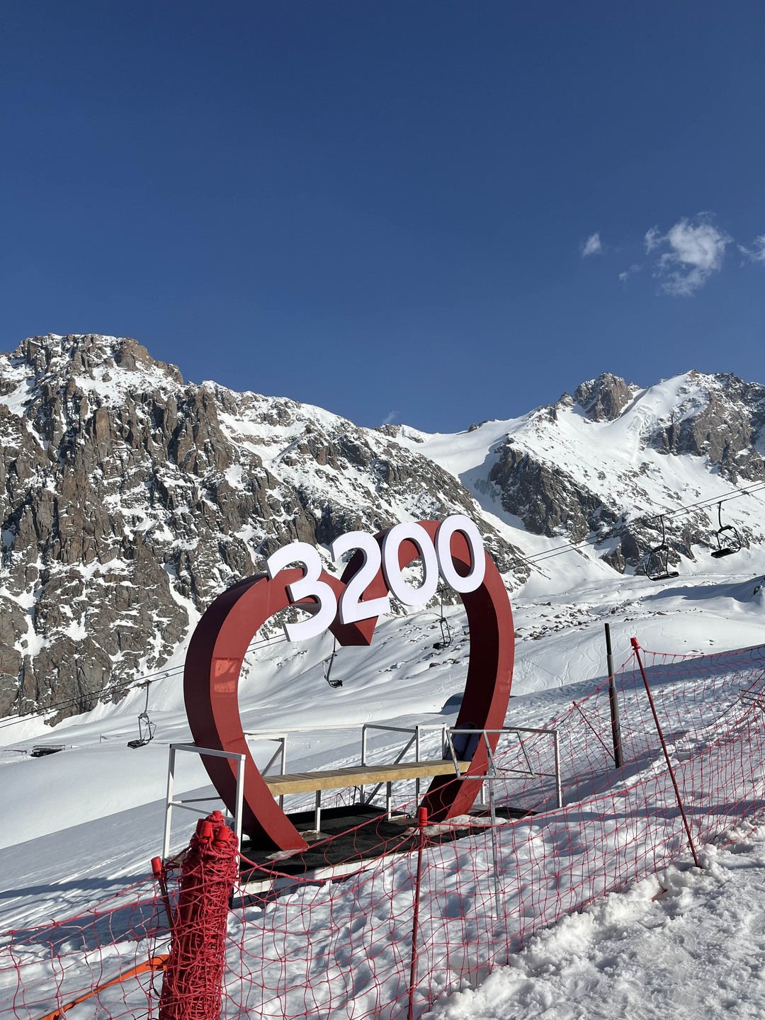 Замечательная экскурсия, замечательное времяпровождение наедине с природой. Величественный беркут поражает, горы Шымбулак высотой 3200м над уровнем