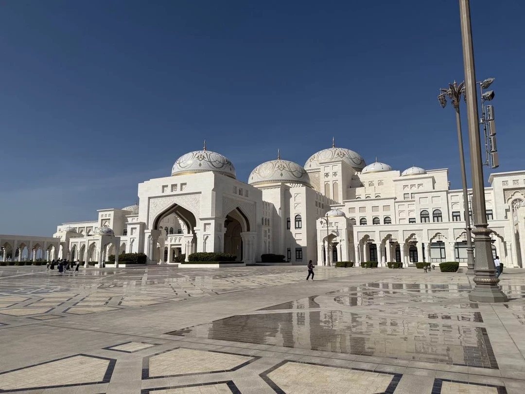 Посетили экскурсию по Абу даби от организатора Пулата, для нас провёл экскурсию его коллега Замон. Увидели