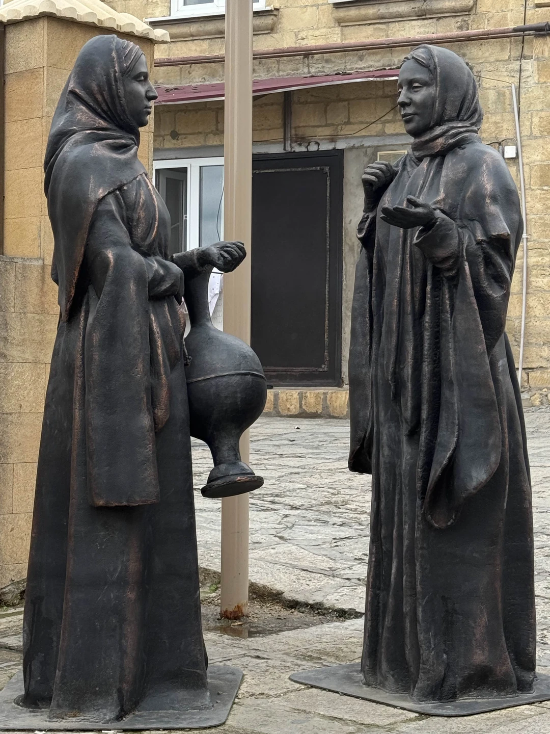 Спасибо большое Эльмире, она замечательный рассказчик, знающий и любящий свою работу