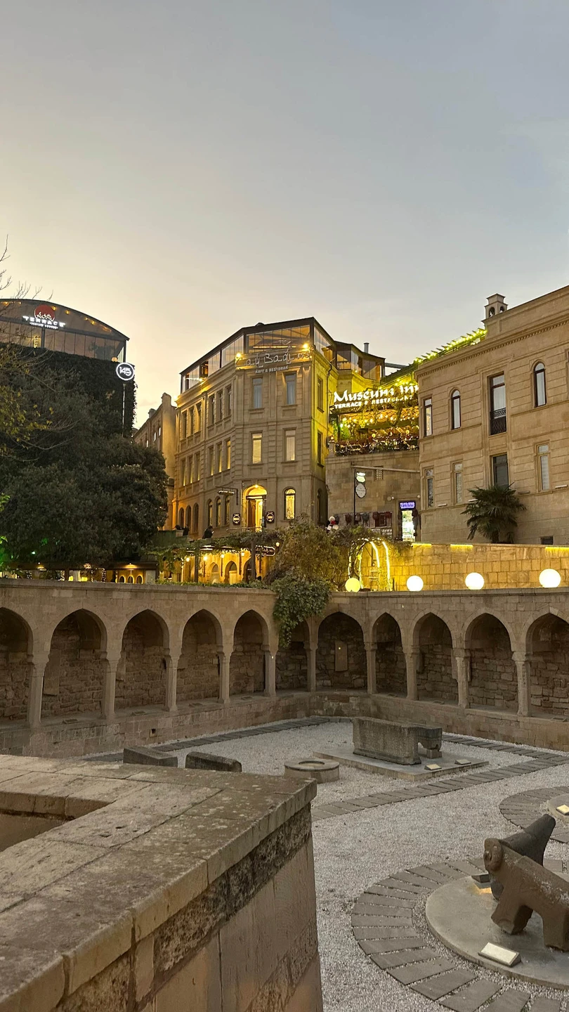 Добрый день. Хочу поблагодарить нашего экскурсовода Рашада. Мы брали с подругами несколько экскурсий. Обзорную по городу