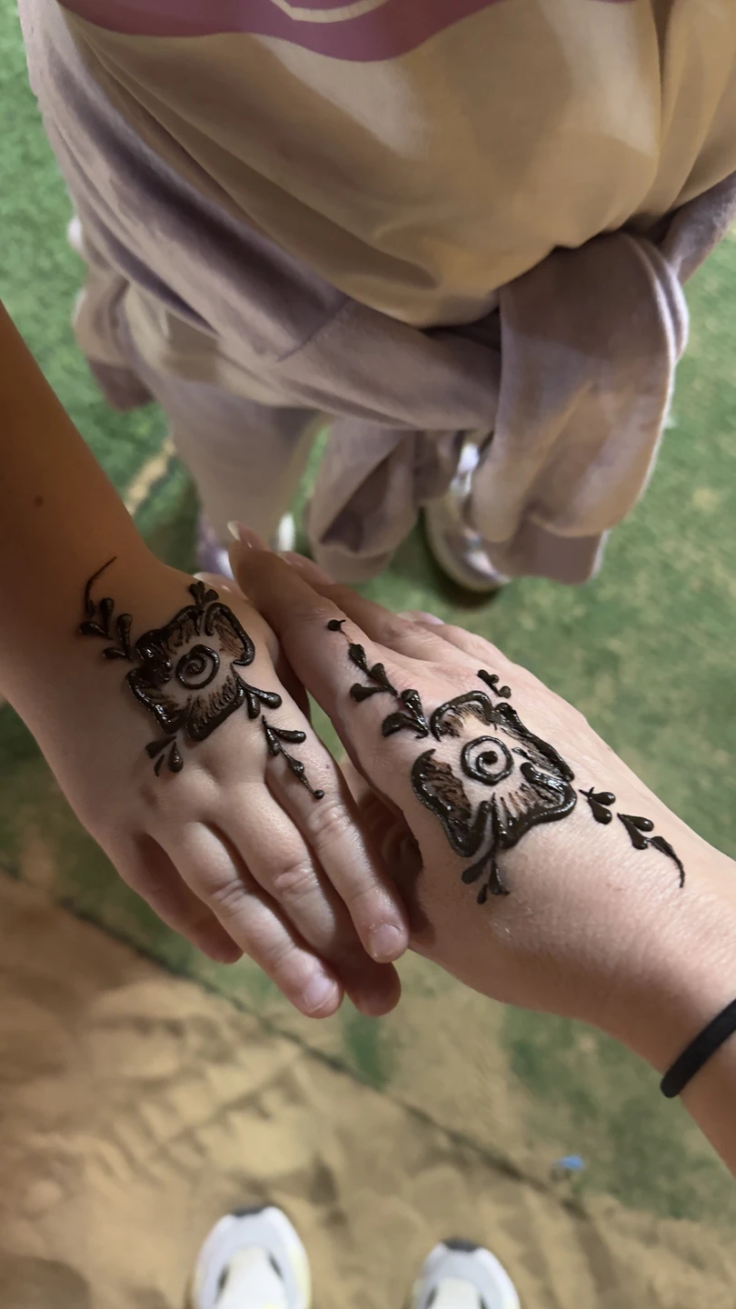 Красное платье мы увидели только в пакете, предложили в самом конце в темноте уже в нём