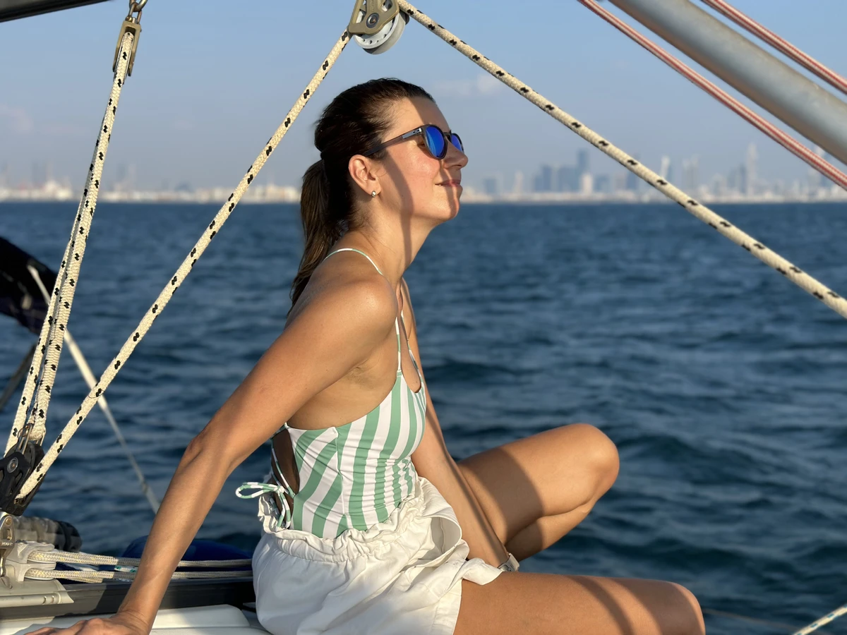 Острова Мира и панорама Дубая на парусной яхте