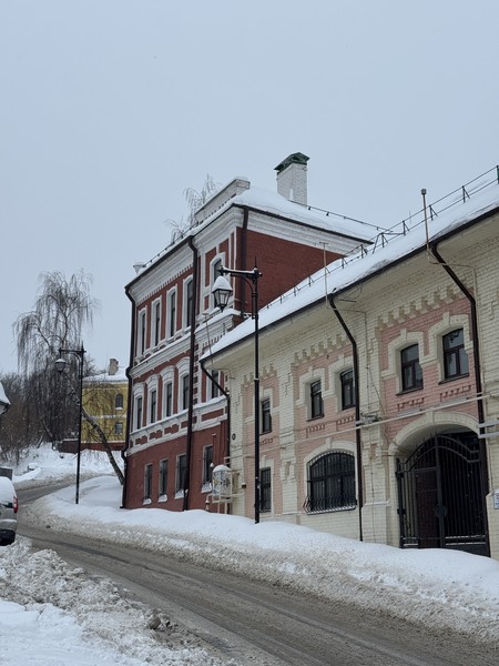 Не первый раз пользуемся форматом аудио экскурсии. Это позволяет не спеша, в своем темпе пройти весь