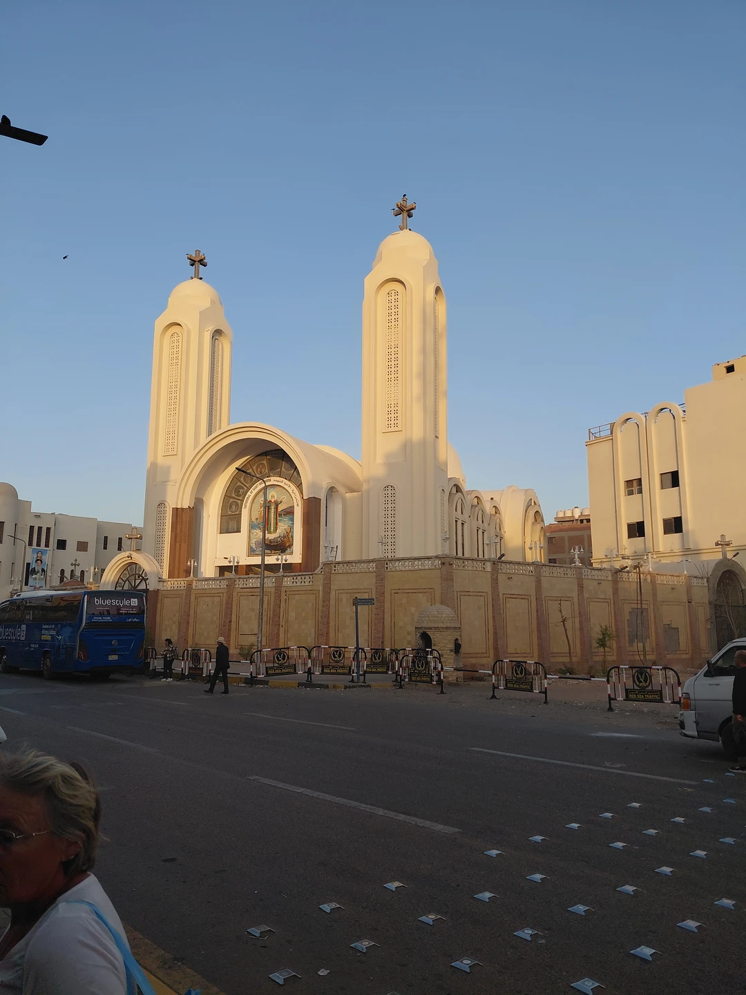 Всё было просто замечательно отличный гид. Все отлично рассказано