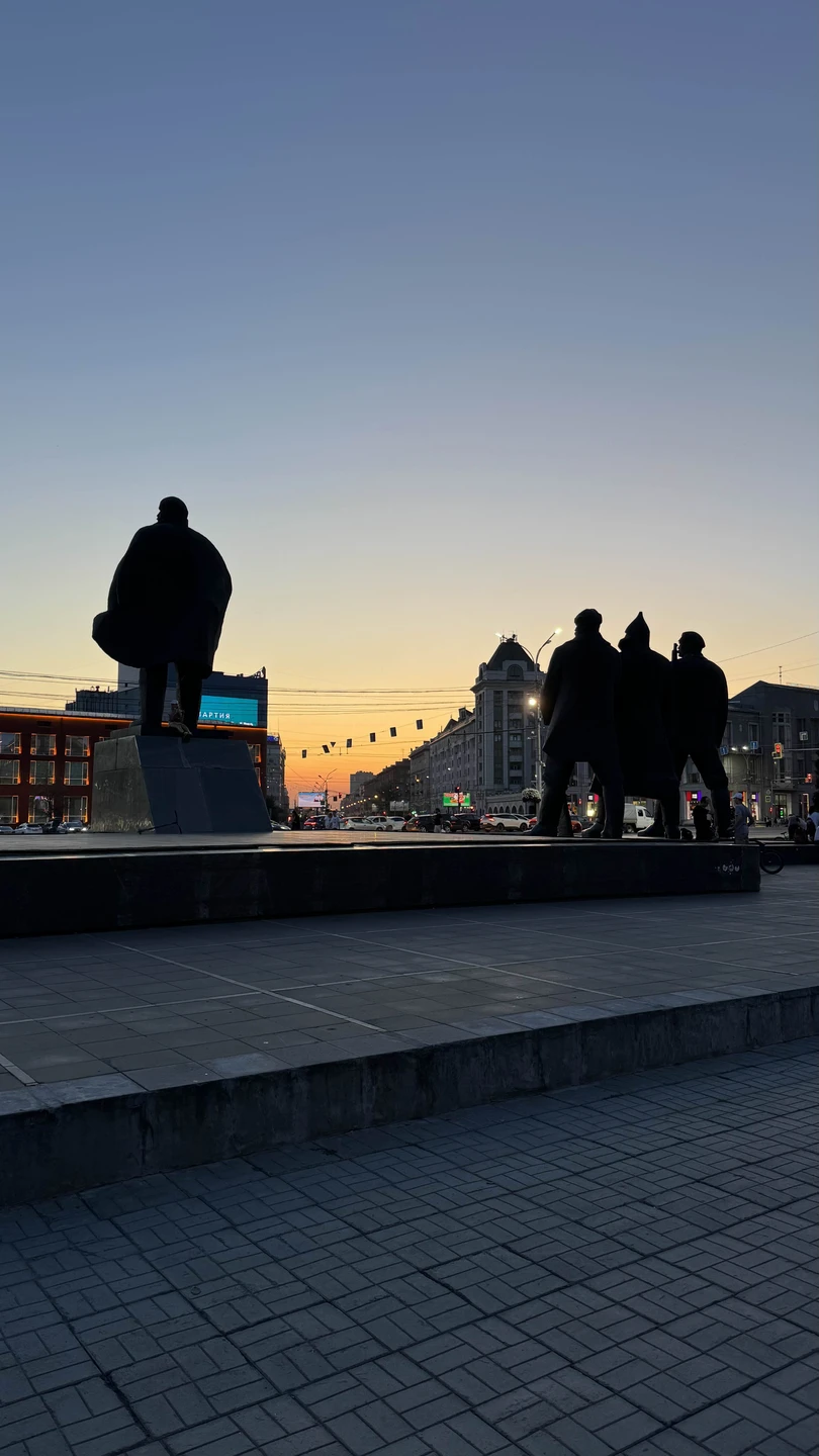 Хорошая, добротная поездка-экскурсия по ночному/вечернему городу. Мне нравятся ночные экскурсии брать в новом городе, город в