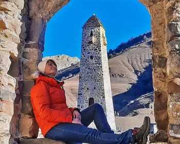 Башенные комплексы, живописные панорамы и древний храм с орнаментами