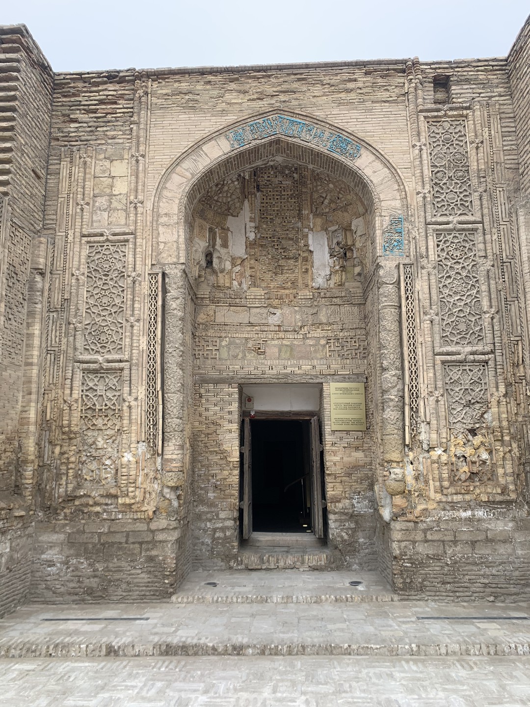 Эльдар - эрудированный, прекрасно знающий историю, любящий свою страну экскурсовод. Экскурсия интересная, познавательная. Рекомендуем