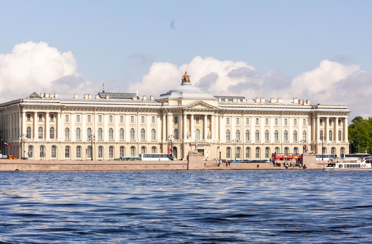 Главное изображение экскурсии - Прогулка на открытом катере — от центра Петербурга до новых кварталов у воды