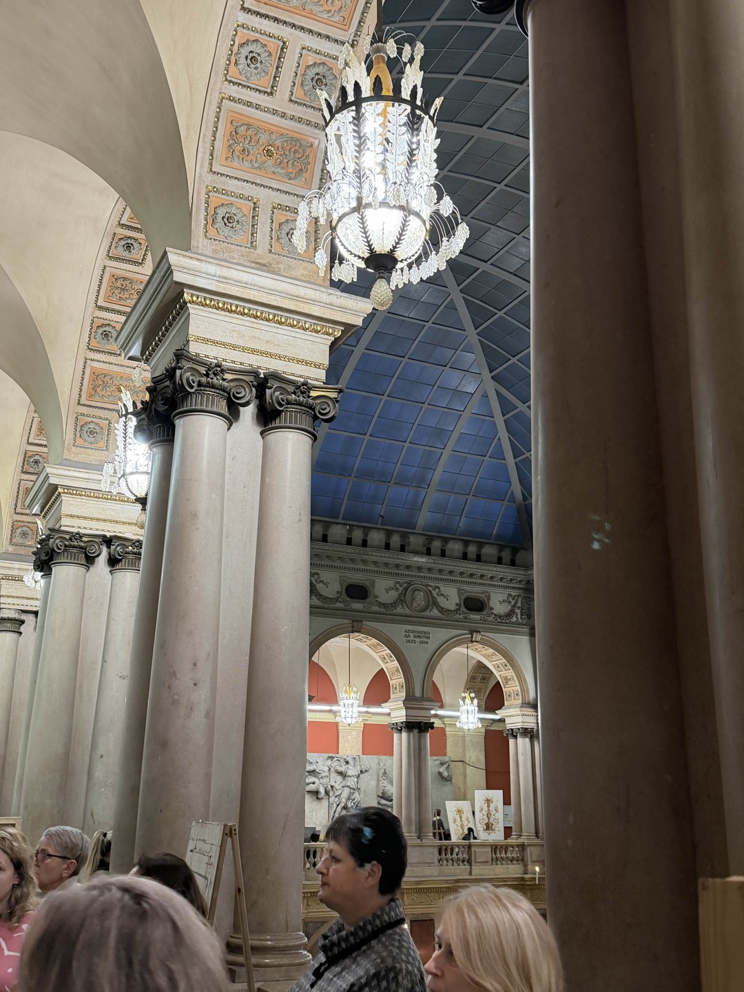 Очень благодарна гиду. Опоздала на 10 минут из-за пробок, думала со мной просто попрощается и не