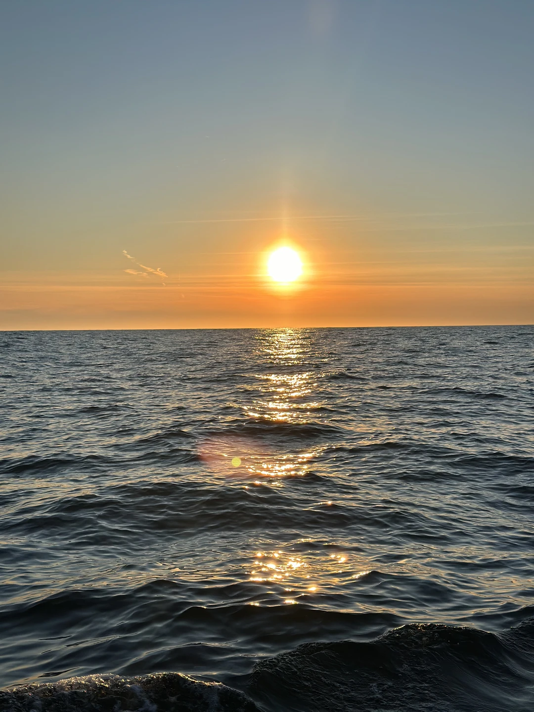 Красивая яхта🥰на ней чисто,уютно,комфортно. Удобна для прогулки в это время года:есть открытые места,например даже на носу