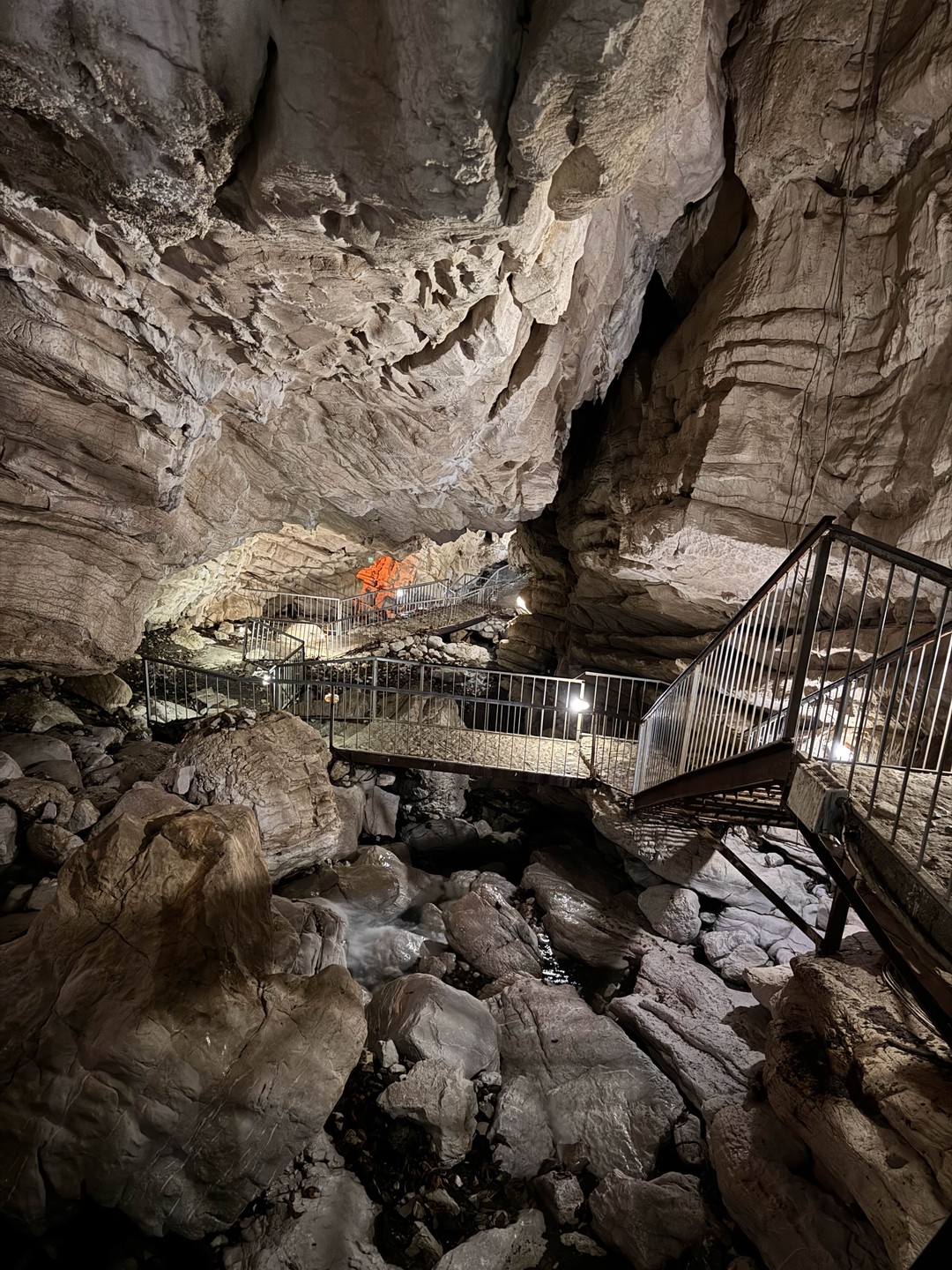 Супер экскурсия. Очень понравилось с сыном ходить по пещере. До пещеры добирались на микроавтобусе. Заехали на