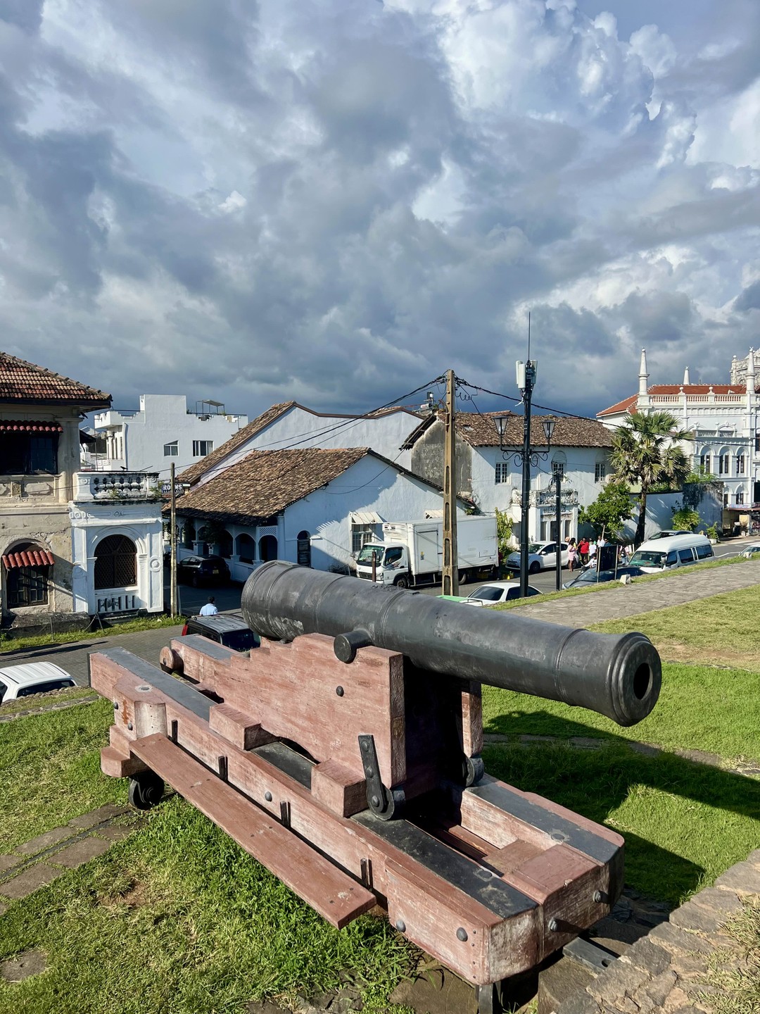 Очень приятный, легкий маршрут, удобный трансфер, отличные локации (с ребенком оч советую), для первого знакомства со шри ланкой идеально. Живописно!