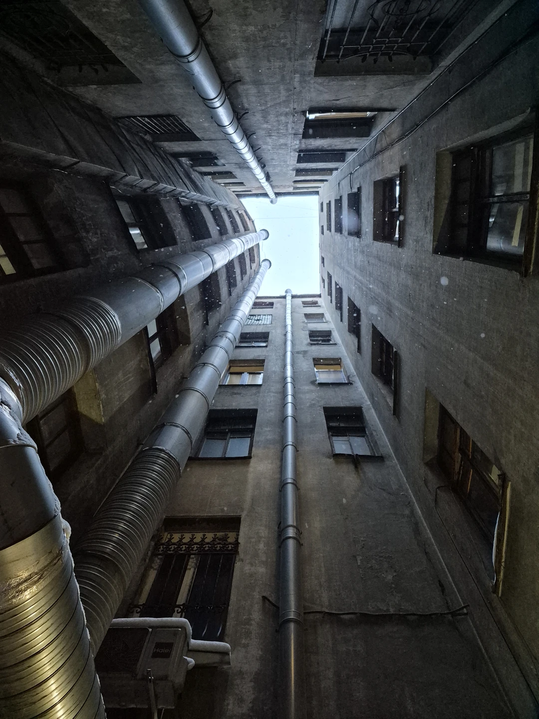 Секреты и лабиринты Петроградской стороны: дворы, парадные, легенды (Евгения)