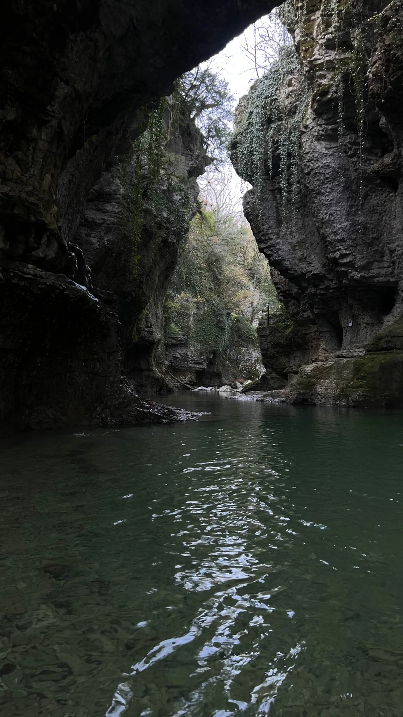 Экскурсия оказалась очень интересной и насыщенной. Сначала мы посетили пещеру — внутри особенная атмосфера, красивые природные
