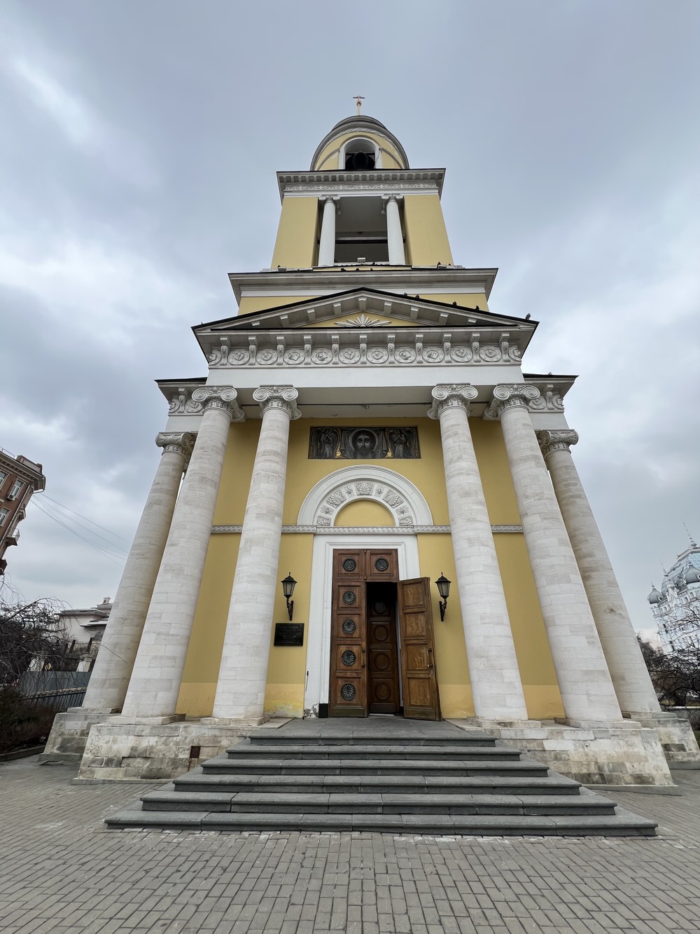 Фото Любовь и стендап на Патриарших прудах