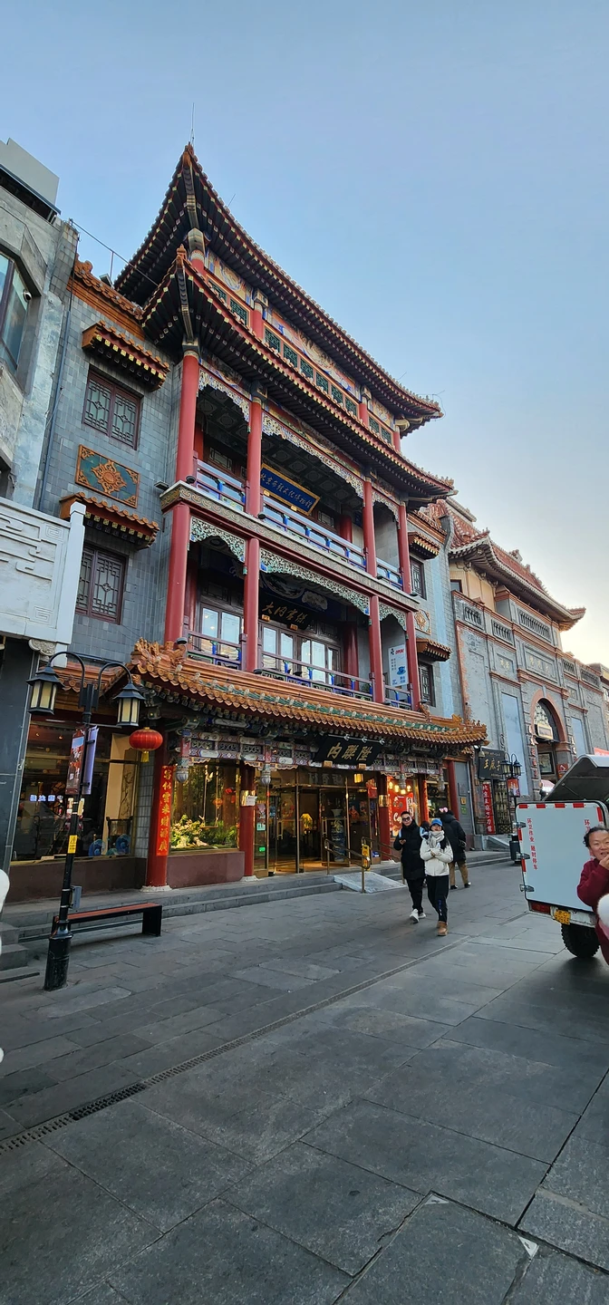 Отличный организатор, порекомендовала гостиницы. Купила нам билеты в цирк на лучшие места и организовала сопровождение. С