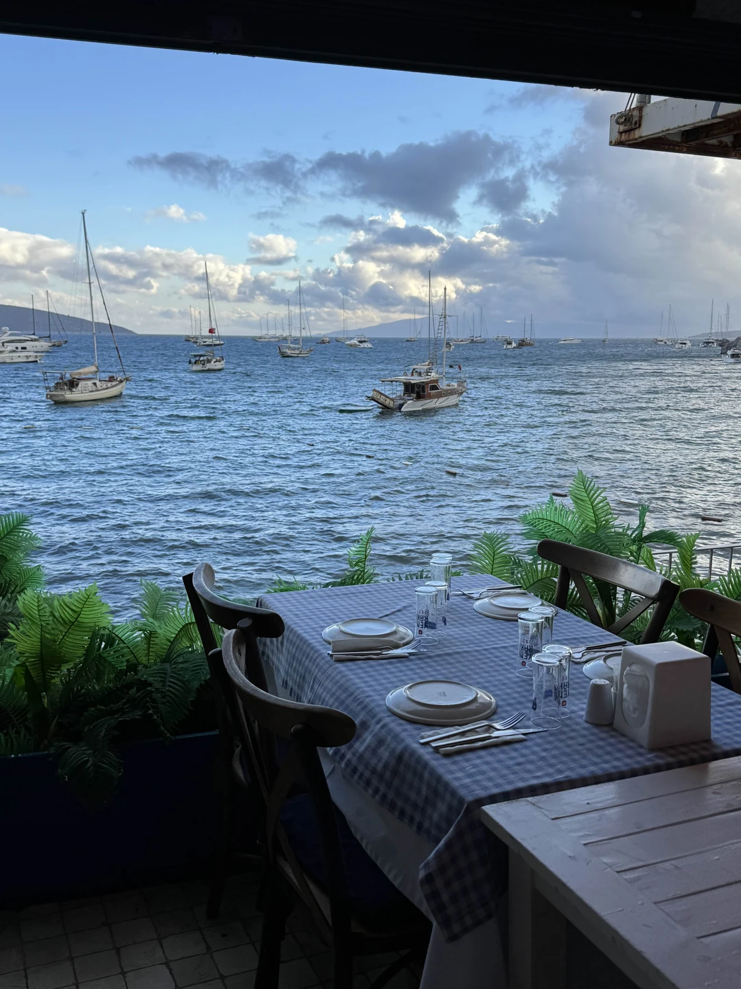 Были на экскурсии у Джемиля в конце сентября. Заранее попросили составить маршрут, который сочетал бы в