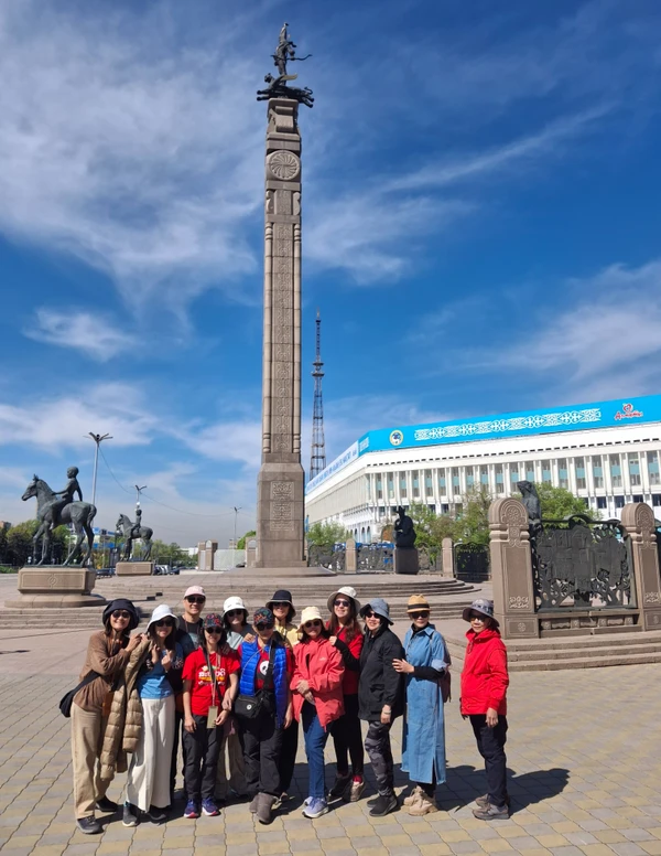 «Золотой квадрат» Алматы, Зелёный базар и высота 3200 м