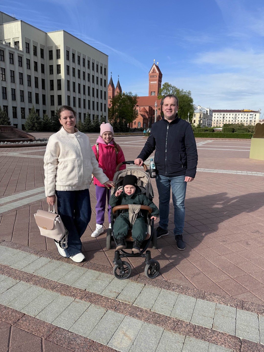 Сегодня посетили обзорную экскурсию по г. Минск. Были с 2-мя детьми 10 лет и 2 года.
